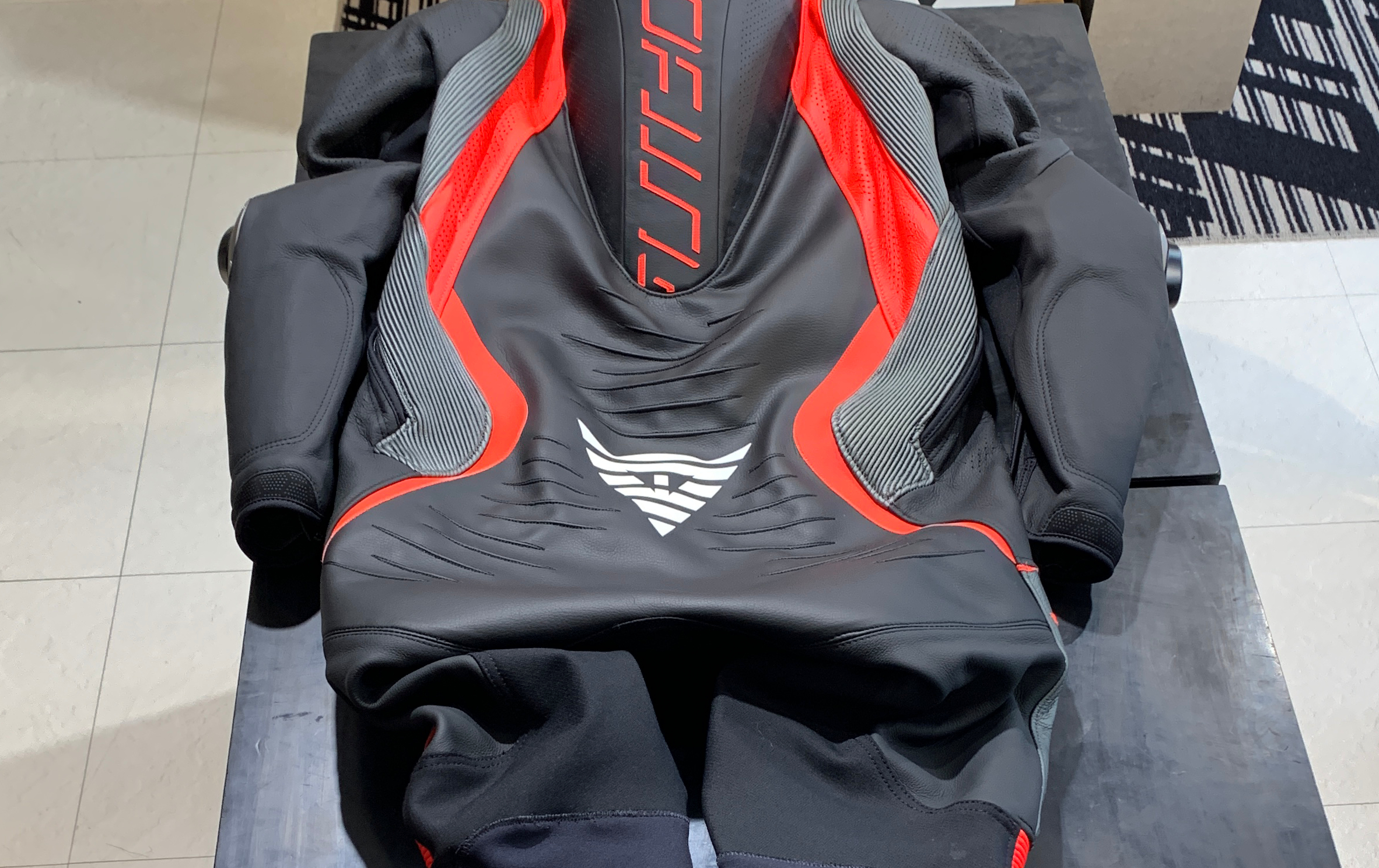 最新ダイネーゼレザースーツ！AUDAX D-ZIP 1PC PERF. LEATHER SUITの